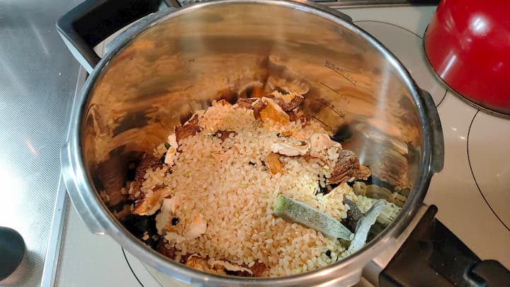 ダイエットに励むグルメブロガーよれちゃんが「高級沼の素」と「高級マグマの素」を食べてみた！もぐもぐしずおか