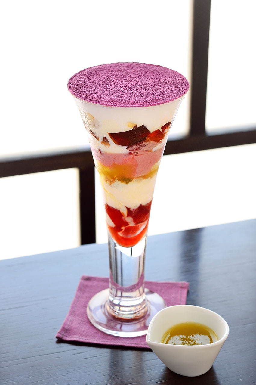 モンスーンカフェの“紫芋”を使用した10層パフェ、モンブラン×さつまいもチップスをトッピング - ファッションプレス