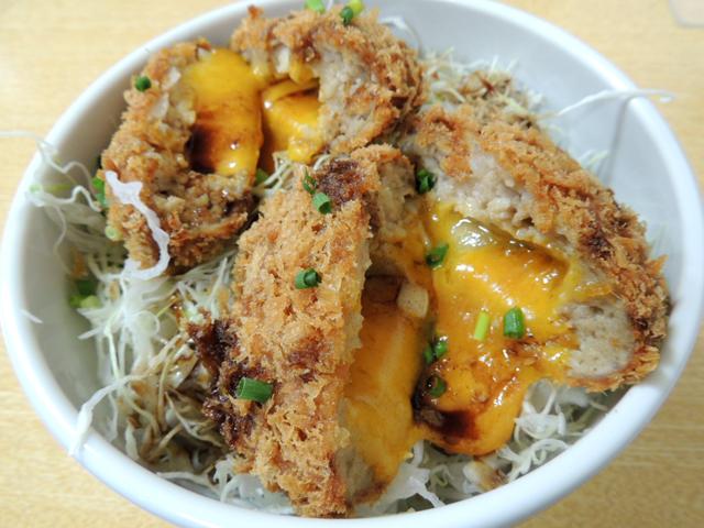 今日のお昼は久しぶりに高野に行って、お弁当を買ってきました。 唐揚げ丼、コロッケメンチカツ丼、千枚刺し、浅漬けとすみそで２１２０円でした。とても美味しかったですが、店前の換気扇の下で匂いを嗅ぐのが１番美味しい気がします。Facebook