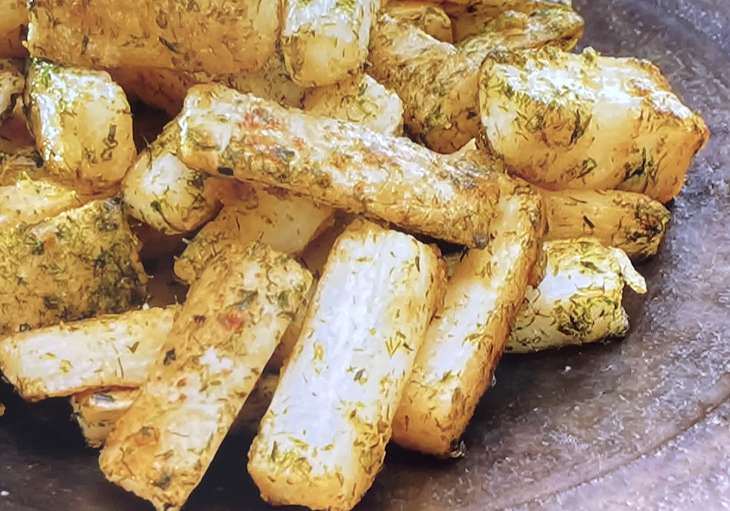 和田明日香さんの『フライド長芋』 ①長芋300gを長さ約5cm、1.5cm角に切る ②長芋に塩ふたつまみを振り、小麦粉を適量まぶす③フライパンの底から1cm程度の深さまで油を入れ火にかける ④きつね色になるまで揚げ焼きにする ⑤魚焼きグリルの上にキッチンペーパーを敷き