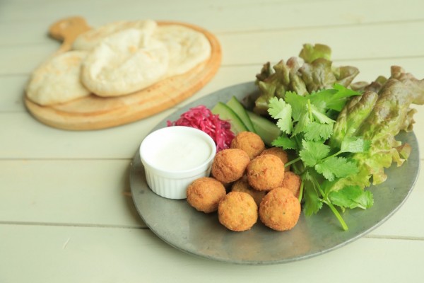 カリッと香ばしい衣に、ハーブがこんもり。ファラフェルサンドの新定番！真似をしたくなる、サンドイッチ& Premiumアンド プレミアム