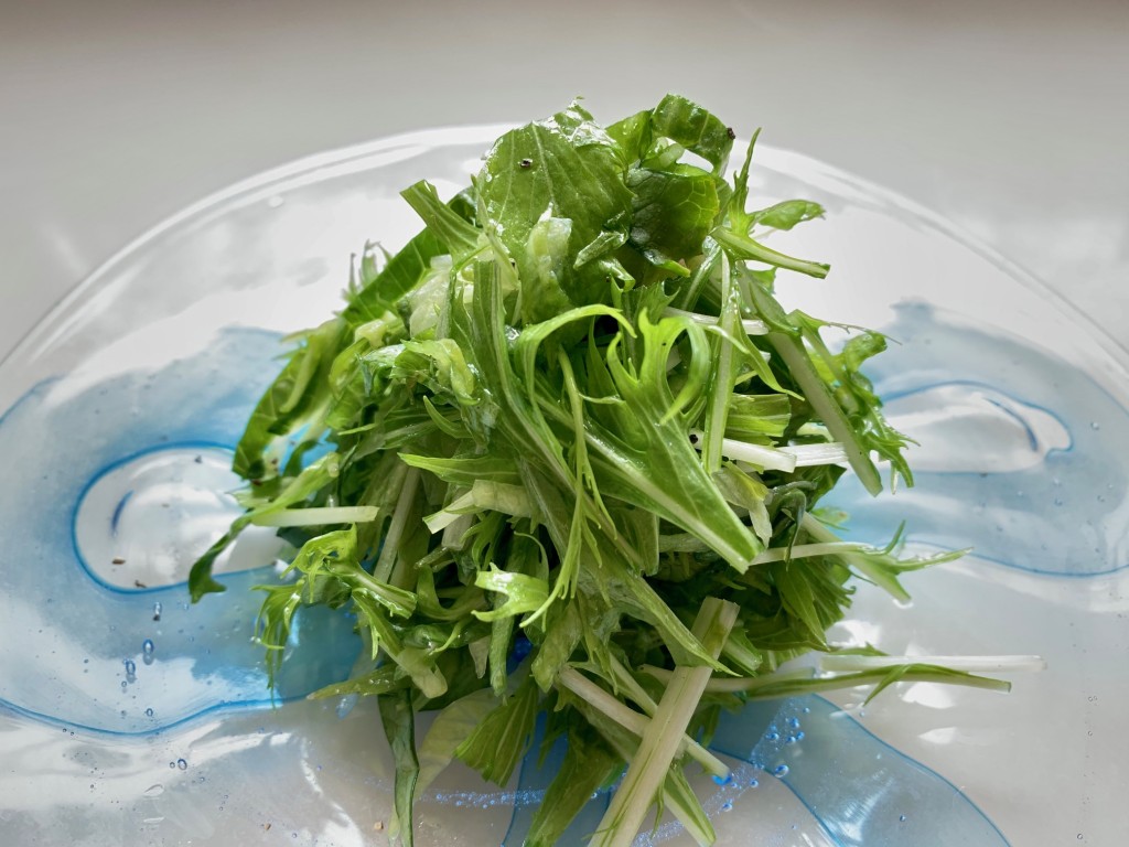 サラダをパリッとさせる、「ちぎり方のコツ」