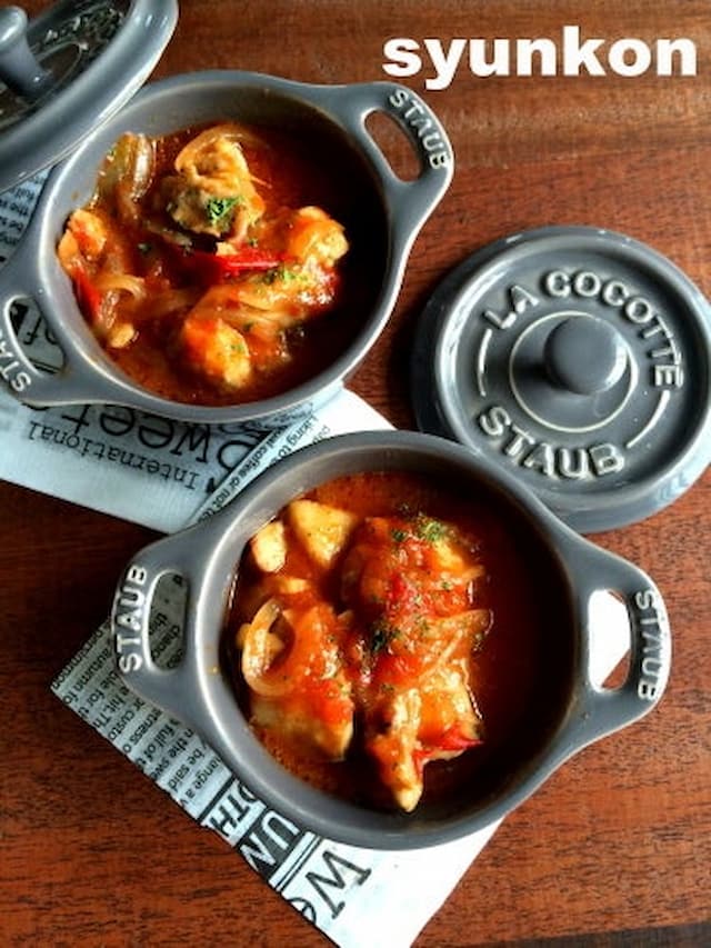 イタリアンチキン , ＜材料 2人分 ＞, 冷凍トマト1個 トマトの水煮缶の場合は200g , 玉ねぎ1 4個, 鶏もも肉1枚 350g ,塩適量, こしょう適量, 小麦粉大さじ1, オリーブ油大さじ1, トマトケチャップ大さじ1, 砂糖小さじ1, 顆粒コンソメスープの素 小さじ1, おろしにんにくチューブの場合1cm, ピザ用チーズ適量, ドライパセリ適量,