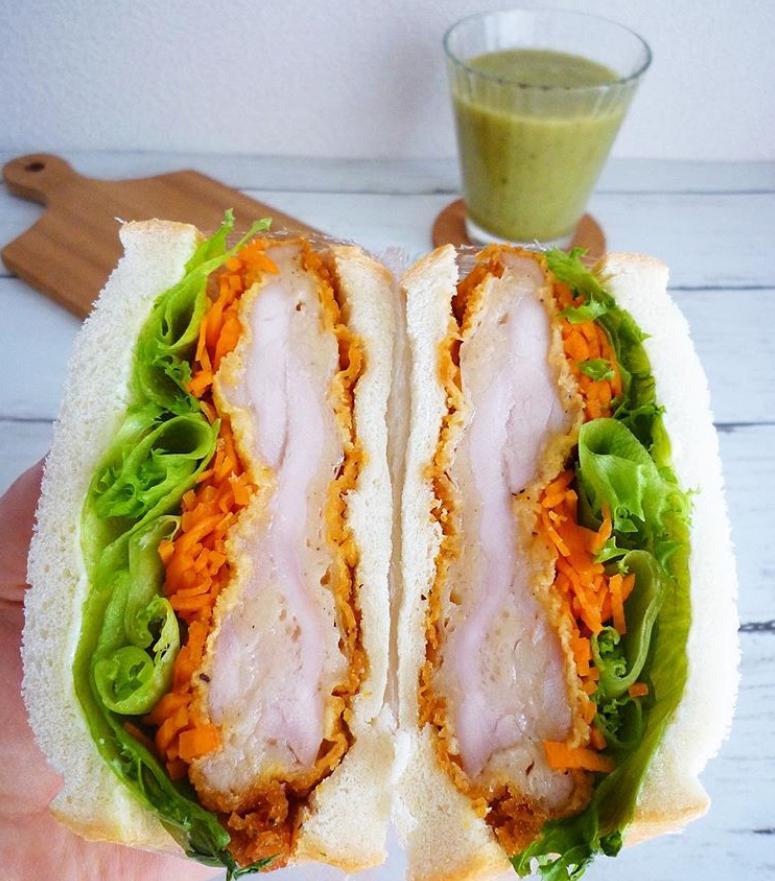 ワーママが平日ラクする冷凍ストック術発信中〜🌷 レシピ詳細はこちら👇 のりチキ 大人2人分 ＊我が家は大人2人＋幼児1人で食べてます材料・鶏もも肉 2枚 ・のり 適量 ・片栗粉 適量 ◎醤油 大さじ1.5 ◎酒 大さじ1.5 ◎ごま油 小さじ1 ◎しょうが 3㎝ ◎にんにく 3㎝ 冷凍ストックの作り方❶鶏もも肉はフォークでさし、食べやすい大きさにカット。