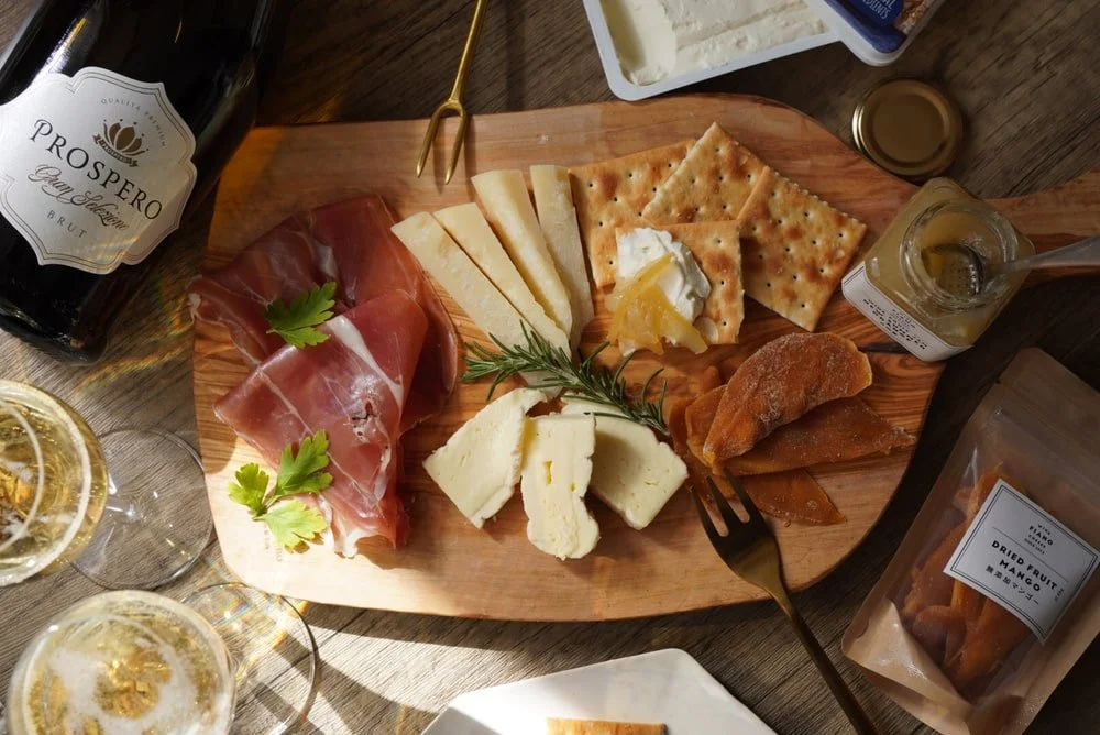 カッティングボードの盛り付け方とは?チーズ・肉・サラダなど食材別に解説料理・レシピBE-PAL キャンプ、アウトドア、自然派生活の情報源ビーパル