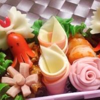 お弁当の隙間を可愛く埋める💗 ハムチーズくるくるの作り方をご紹介します！綺麗に作るための大事なポイントレンジ600wで10秒温める ➡︎ハムとチーズがしっかりくっついて 隙間が出来ずくるくる模様が綺麗に見えます！！お弁当の日の前日に作っておくと 弁当に入れる時に切るだけ！ 忙しい朝のお弁当作りが時間短縮します👏