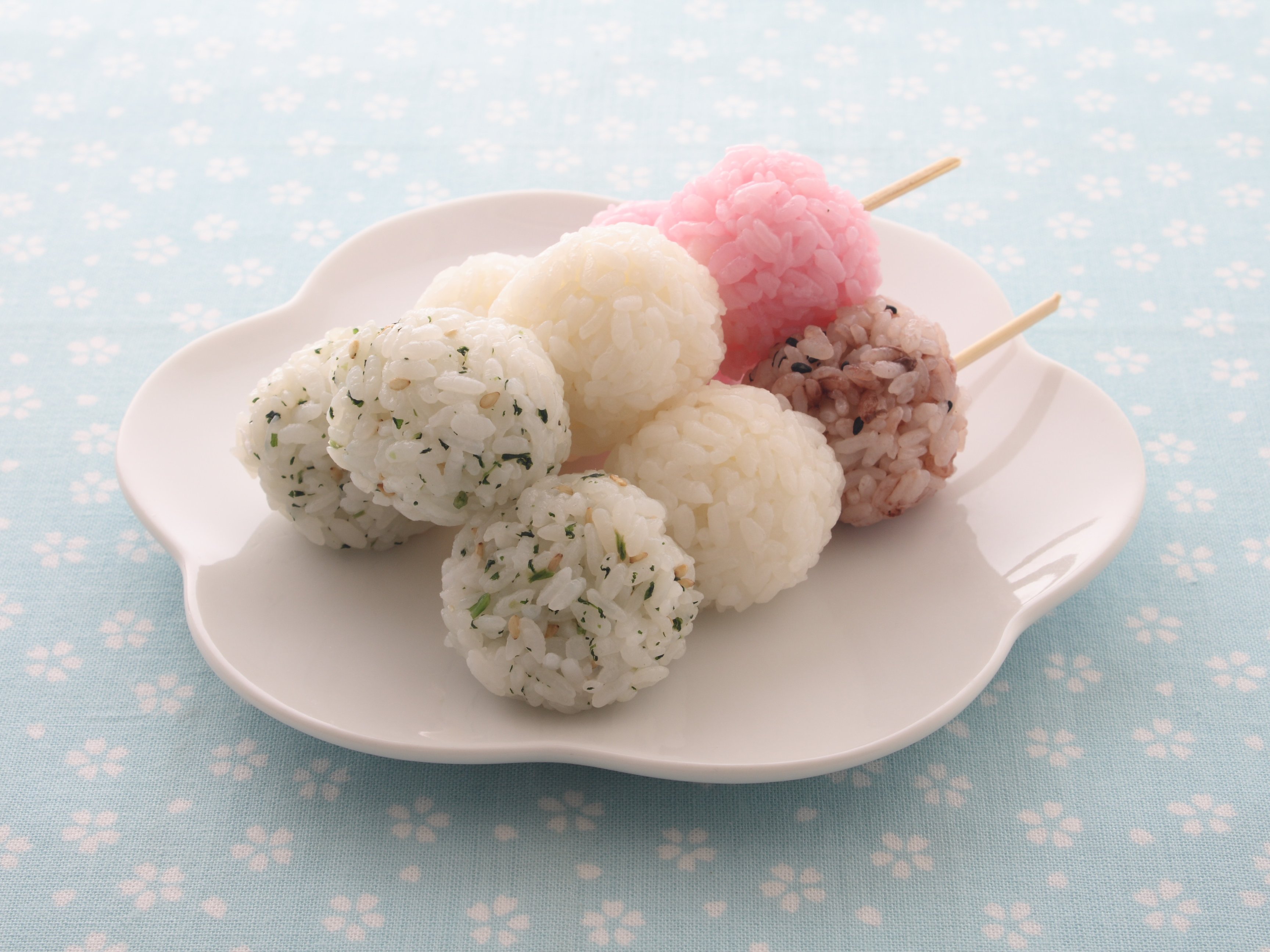 ピクニックや運動会に！丸おにぎりの作り方＆具のアレンジ5選 - macaroni