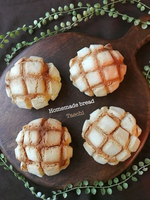 メロンパンパン生地強力粉 100g 砂糖 25ｇ 塩 1.5g スキムミルク 2ｇ 生イースト 3g 卵黄 15g 牛乳 5g 水 47g無塩バター 10g 合計 208.5gクッキー生地薄力粉 70g 無塩バター 18g 砂糖 33g 全卵 18g レモン皮