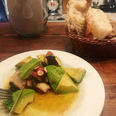 🐙🥑 何度もリピートしてるお気に入りのレシピ。 これはまじでおいしい！ タコとアボカドのサラダ☺️➰ ⁡ 実はこれ奥渋にあるアヒルストアの人気メニュー。数年前にお店で食べたことがあって、そこから気に入って家でもよく作ってます。 ⁡ なぜ家でも作れているかと言う