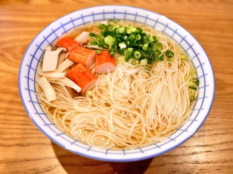 ariko shima miyajimaお昼に手延べそうめんで冷麺風。 ツユは白だしを水で薄めただけ。蒸したささみ、キムチ、温泉卵、水キムチ風のきゅうり。簡単水キムチ風は輪切りにしたきゅうりを塩と砂糖で揉んで酢を少々からめて冷蔵庫で馴染ませるだけ。パリパリで甘酸っぱい
