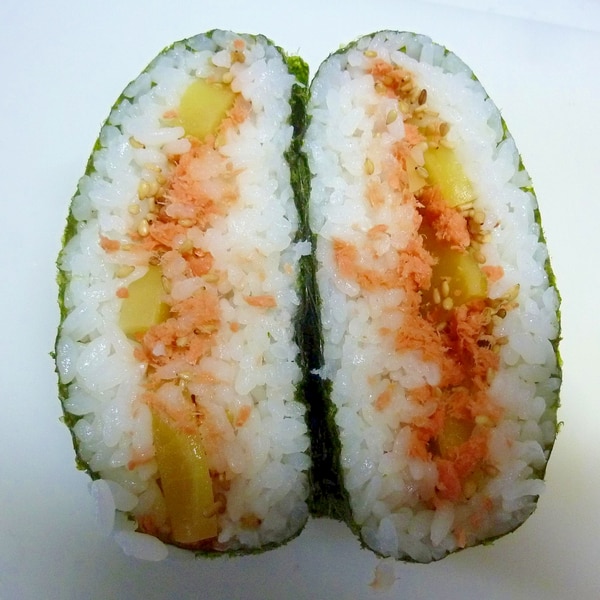 おにぎらず 鮭フレーク の献立 副菜：にんじんと大根のきんぴら、汁物：夏野菜のふわたま彩りみそ汁 献立・メニュー 味の素パーク たべる楽しさを、もっと