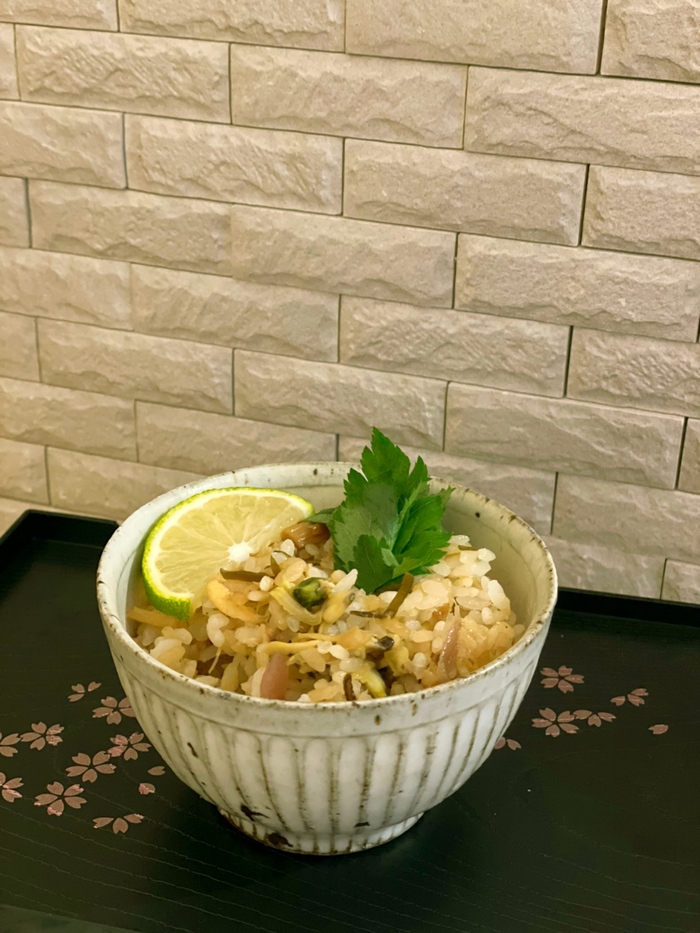 なめ茸で炊き込みごはんを炊く松岡