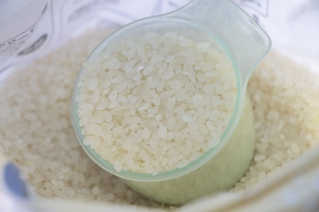 Amazon貝印 KAI お米がすくいやすい 角型 計量カップ お米 1合 水 180ml 無洗米 計量できる クリア KAI KITCHENDH8131計量カップ オンライン通販