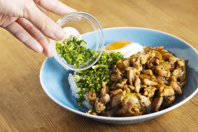 昨日に引き続き、鶏肉の丼レシピ。 鶏もも肉で作りやすいルーローハン風。 タレがしみしみのご飯もまた👌 卵を割る瞬間がたまらない🤤 ✏︎レシピ⬇︎ 〜 鶏肉のルーローハン風〜材料 2人分・鶏もも肉200g → 2cm角ほどの大きさに切る ・温かいごはん2人前