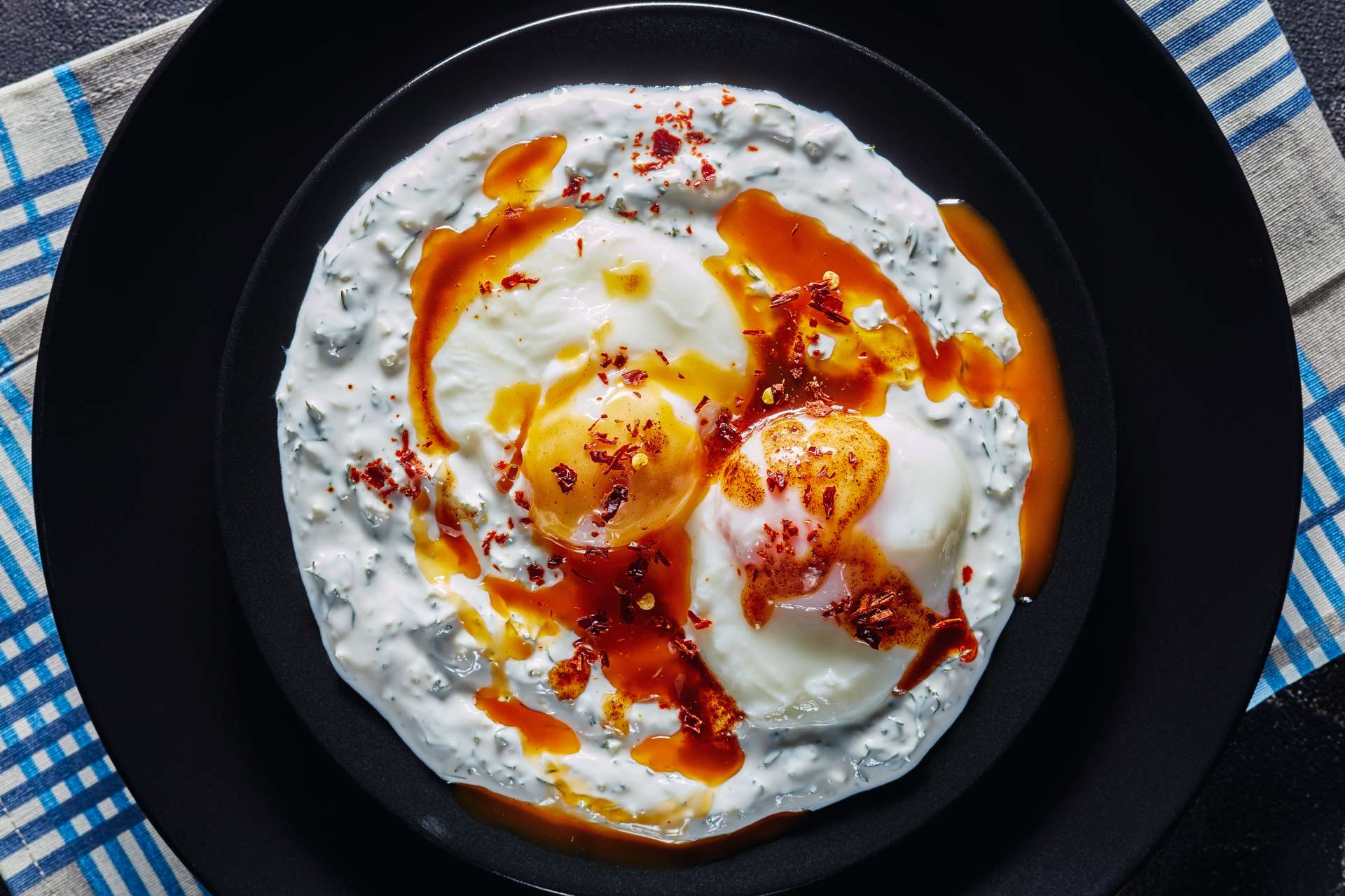 白いボウルにトルコの卵のシルビルトルコ料理のコンセプトヨーグルトとスパイシーなバターソースのポーチドエッグ - 写真のストックフォトや画像を多数ご用意- iStock