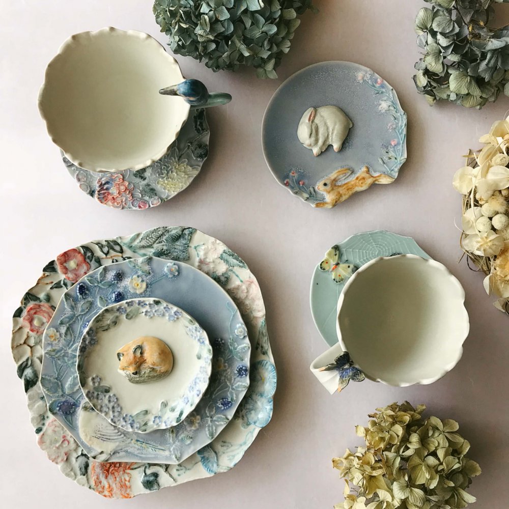 季節の花や動物たちが優しく語りかけてくれているみたい 「うつわや みたす」の食器が素敵ですPouch ポーチ