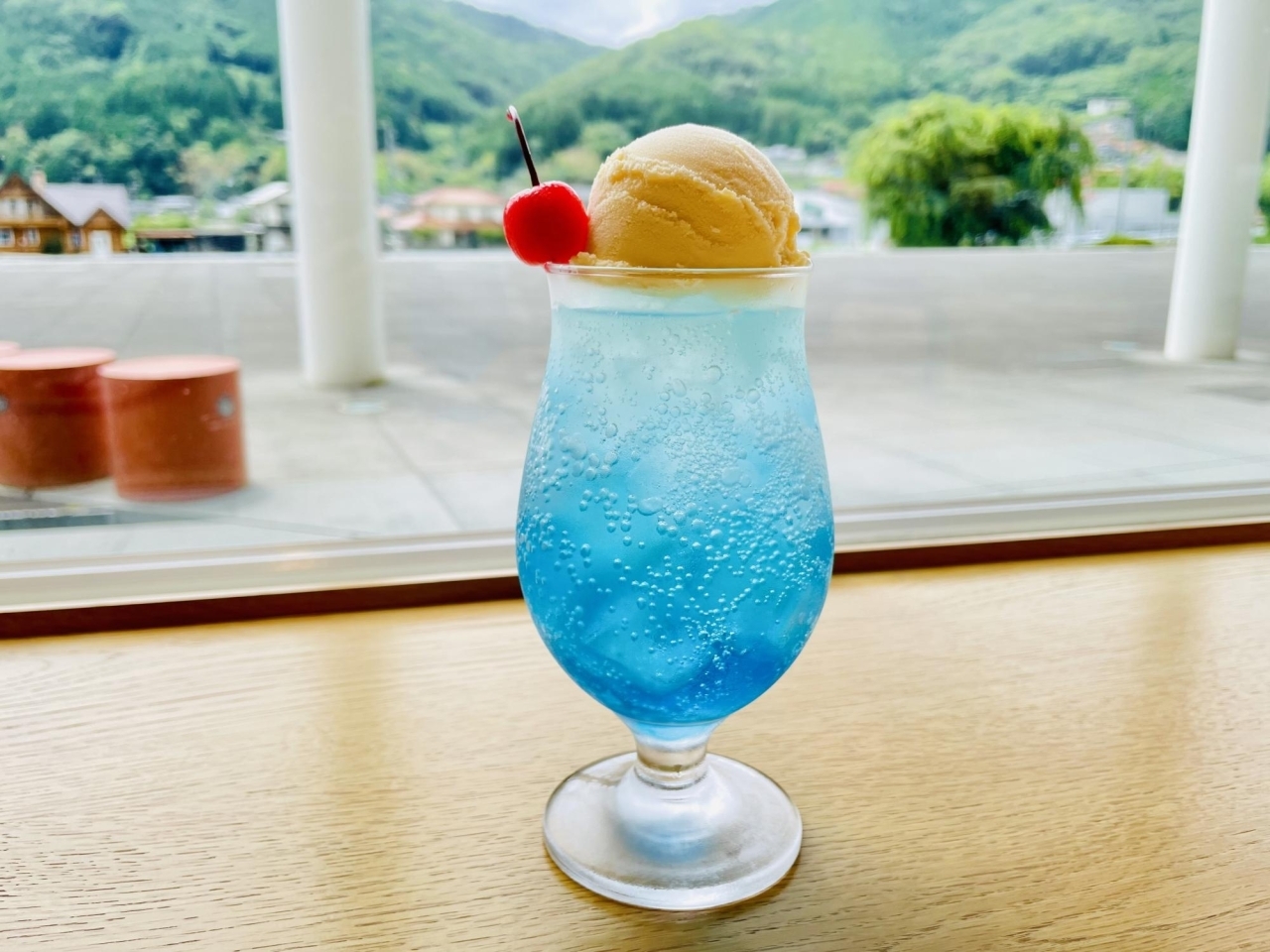 7色の輝きにメロメロ♡札幌市内で楽しめる個性豊かなクリームソーダ7選🌈