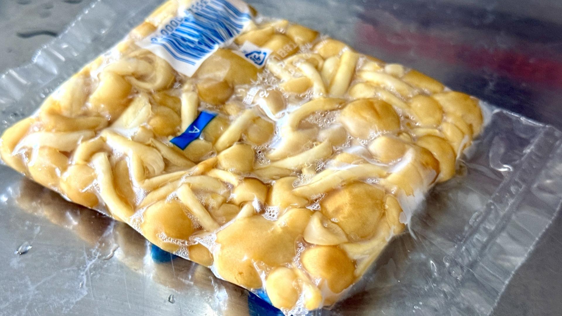 鳥海なめこ、大粒だから蕎麦やうどんに入れると食べ応えがあって美味。 大満足できること間違いなし！パッケージ裏に「袋から出してそのまま」とありますが、「下処理せずにすぐに調理に使える」という意味です。 「そのまま生食できる」という意味ではありませんので