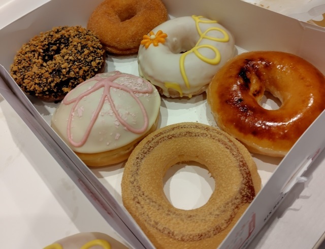 クリスピー・クリーム・ドーナツに『Candy Box』3種が期間限定で登場!飴やグミでデコレーションした、春らしいポップでカラフルなドーナツ♡ 画像3SGS109