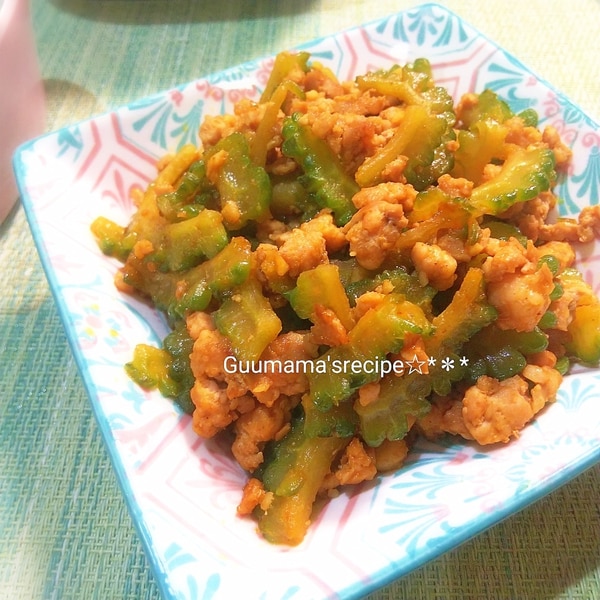 九月の創作串揚げ〜 -ゴーヤのキーマカレー串 - 苦味を和らげたゴーヤに、カレー風味のひき肉を詰めて、カラッと揚げたあとにキーマカレーをかけた、大人の創作串揚げです✨後味でふんわり残るゴーヤの少しの苦味とカレーの香りがたまりません😋✨ 是非ご賞味ください