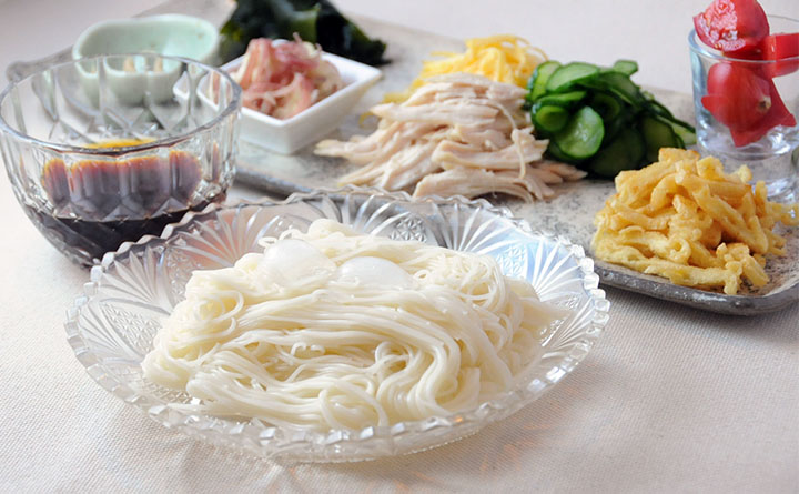 🔥そうめん、もう飽きた?
それならこれ!旨辛×まろやかで、
夏バテ気味でも箸が止まらない💥
10分で完成!冷やし坦々そうめん🍜🌱, ,材料 2人分
・豆苗 1パック
・そうめん 2束
・豚バラ薄切り肉 100g
・ラー油 適量,A 
・豆乳 300ml
 ・めんつゆ 2倍濃縮大さじ3
・ごまドレッシング 大さじ3
・鶏ガラスープの素 小さじ1
・豆板醤 小さじ1
・すりおろしニンニ