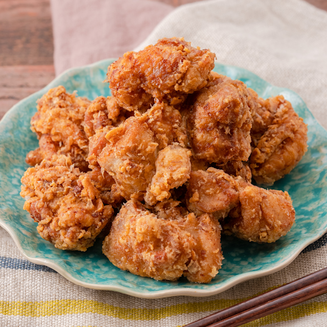 オートキャンプ場でミニマムソロキャンプ 味付けした鶏ももで唐揚げの準備 の写真素材93378963- PIXTA