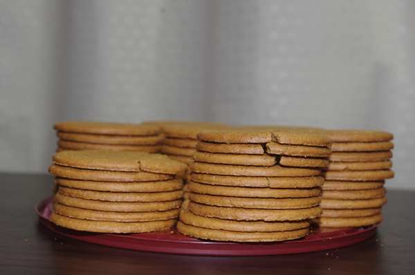 業務スーパーの「スパイスジンジャービスケット」をレポ⠀ ⠀スパイスジンジャービスケット ⠀ 購入価格:74円 税込 ⠀ 内容量: 15枚入り⠀産地:スリランカ⠀ ⠀ 気になったビスケットを購入してみました😍⠀ ⠀ ジンジャーのパンチが凄くて、けっこう辛い