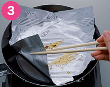 くっつきにくいホイルの実力は？ フライパンで焼き魚 - 日本経済新聞