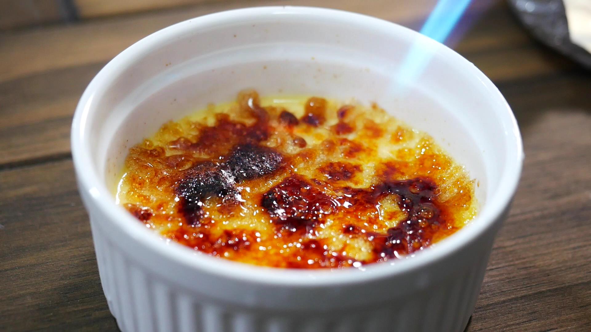 基本のクリームブリュレの作り方 How to make basic creme brûlée 卵黄と生クリームが濃厚なとっても美味しいクリームブリュレです。グラニュー糖をバーナーで香ばしく焼いたカラメルソースはパリパリとして 濃厚なプリンととても合って美味しいですよ♪ Caramel sauce