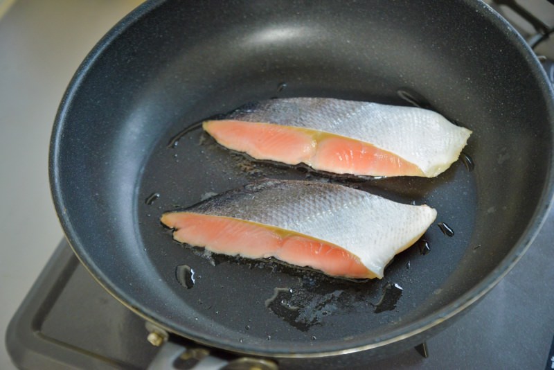 シェフ直伝 鮭のムニエルのレシピ。洋食店のように仕上げる焼き方のコツに注目！三越伊勢丹の食メディアFOODIE フーディー