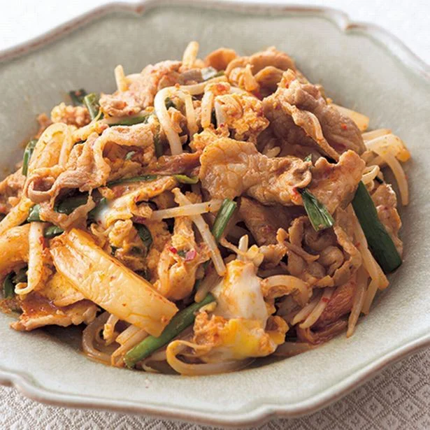 😍 韓国料理 酸味があるキムチがあればぜひ！作ってください！ずっと変わらない味のキムチ炒めごはんが止まらないキムチ炒め韓国お弁当人気おかずキムチ 炒めさえあればほかのおかずいらない✋ - YouTube