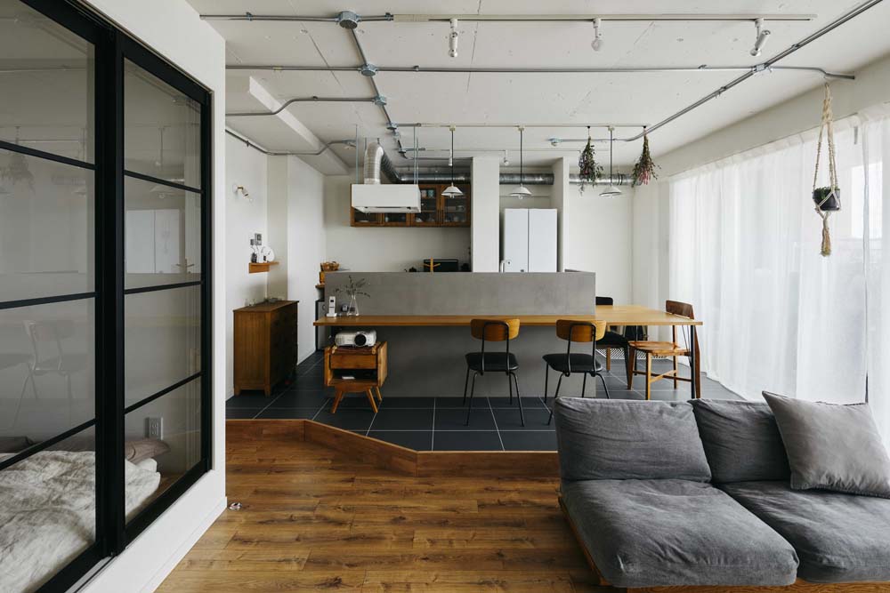 インダストリアルなステンレスの質感に馴染むモルタルの造作キッチンミラタップ 旧サンワカンパニー