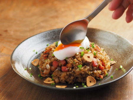 挽肉黒チャーハンのレシピです材料・特製タレ 大さじ1強 みりん 大さじ2 砂糖 大さじ1 醤油 大さじ1 オイスターソース 大さじ1 八角1粒 ネギ頭 1本 ニンニク 2片 ・ひき肉 300g ・塩胡椒 適量 ・卵 2個 ・ご飯 しゃもじ3杯分 ・万能ネギ 1握り ※挽肉を焼くときは
