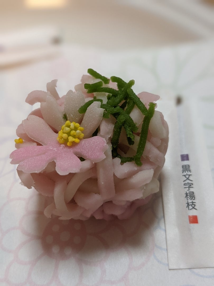 料理家 飛田和緒の 気になる和菓子、大好きな器。第32回 菓匠花見の『白鷺宝』と矢澤寛彰さんの銀彩の器日本全国お取り寄せ手帖