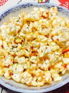 おうちポップコーン🍿 * 家で作るポップコーンが好きで、よく作っています。 それを紙コップに入れてポップコーン屋さんごっこ🙌 ポップコーンは100円。おかわりは1回50円という設定🍿お店屋さんっていう遊びを加えるだけで、おやつの時間が少し楽しくなります💮 買った