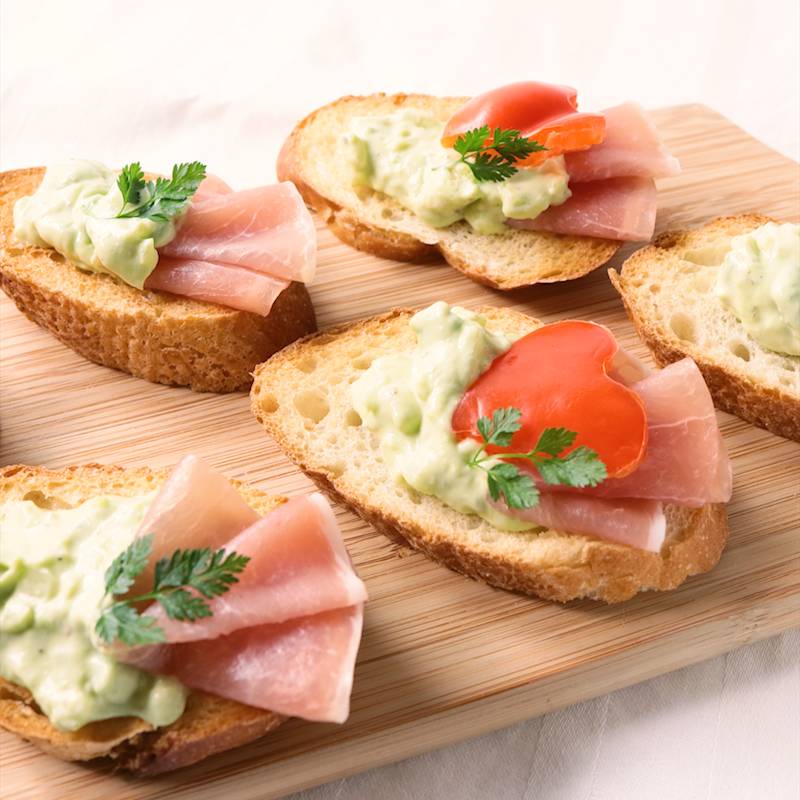 ウインナーと玉ねぎのアボカドディップのフランスパン