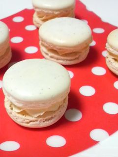 マカロンに♥イチゴバタークリーム