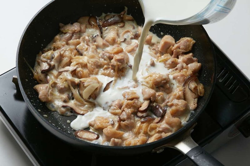 世界一ハードルの低いドリアです ミートチーズドリアフライパンワンパンドリアチーズひき肉お料理向上委員会tiktokレシピ料理動画デリッシュキッチン7ORDER の真田佑馬 が作るミートチーズドリア風はYouTubeで「お料理向上委員会ミートチーズドリア風」と検索🔍 ■材料2人分・ごはんお茶碗1杯 150g・合いびき肉150g