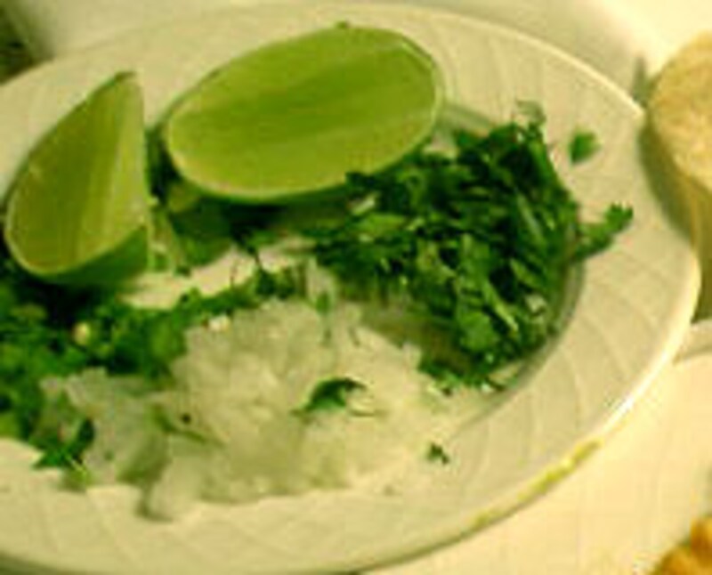 朝食はポソレ♪ メキシコのスープ。 お酒を飲んだ次の日や胃腸が弱っている時にも良い。 参鶏湯のメキシコバージョンみたいな味だ。 ライムを絞って召し上がれ🍋‍🟩pozole lachatadeguadalajara