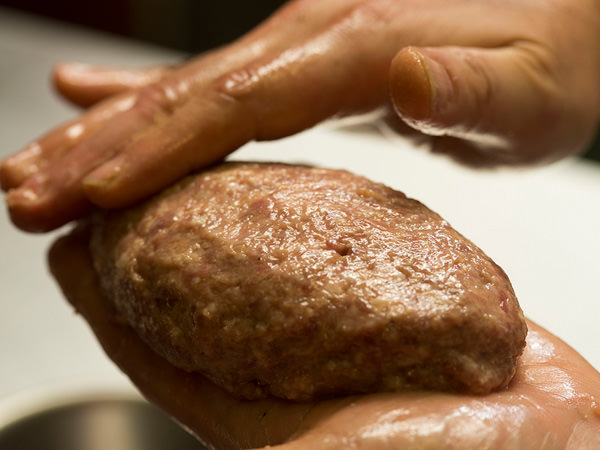 シェフ直伝 生焼けの失敗なし！ 肉汁ジュワーな煮込みハンバーグのレシピ。デミ缶不要でプロの味三越伊勢丹の食メディアFOODIE フーディー