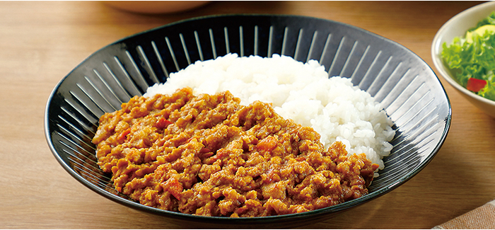 yayoi共働きのおうちごはんお家で簡単！絶品キーマカレー🍛 ひさびさにカレーを作りました！ 今回はキーマカレー🍛 材料とカレー粉を炒めてケチャップやらで味付けをして 好きなだけトッピングをしたら完成〜！ 今回トッピングを ナッツ、とろけるチーズ、粉チーズ