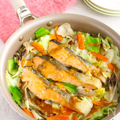 鮭のホイル焼き」味噌マヨで味わい深い・鮭のちゃんちゃん焼き・栄養豊富 - YouTube