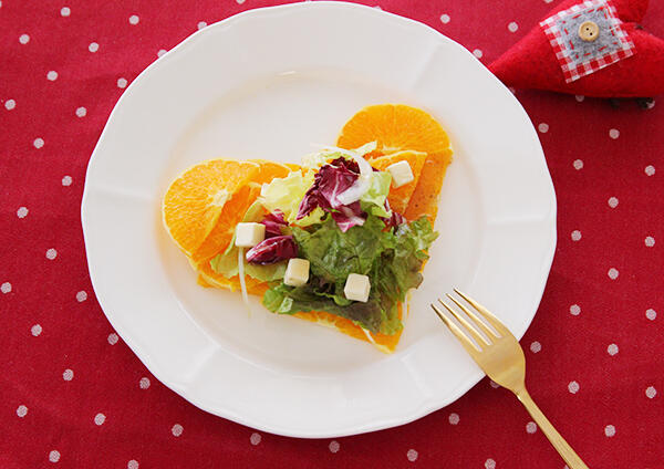 バレンタインごはん💝 ハートをたくさん散りばめました🫶🏼 ・ステーキいくら乗せ ・じゃがいものガレット ・ビーフシチュー ・ハートサラダ・いちご生ハムブッラータ ・3種のバゲット バターいくら 生ハムクリームチーズ スクランブルエッグトマトおうちごはん家