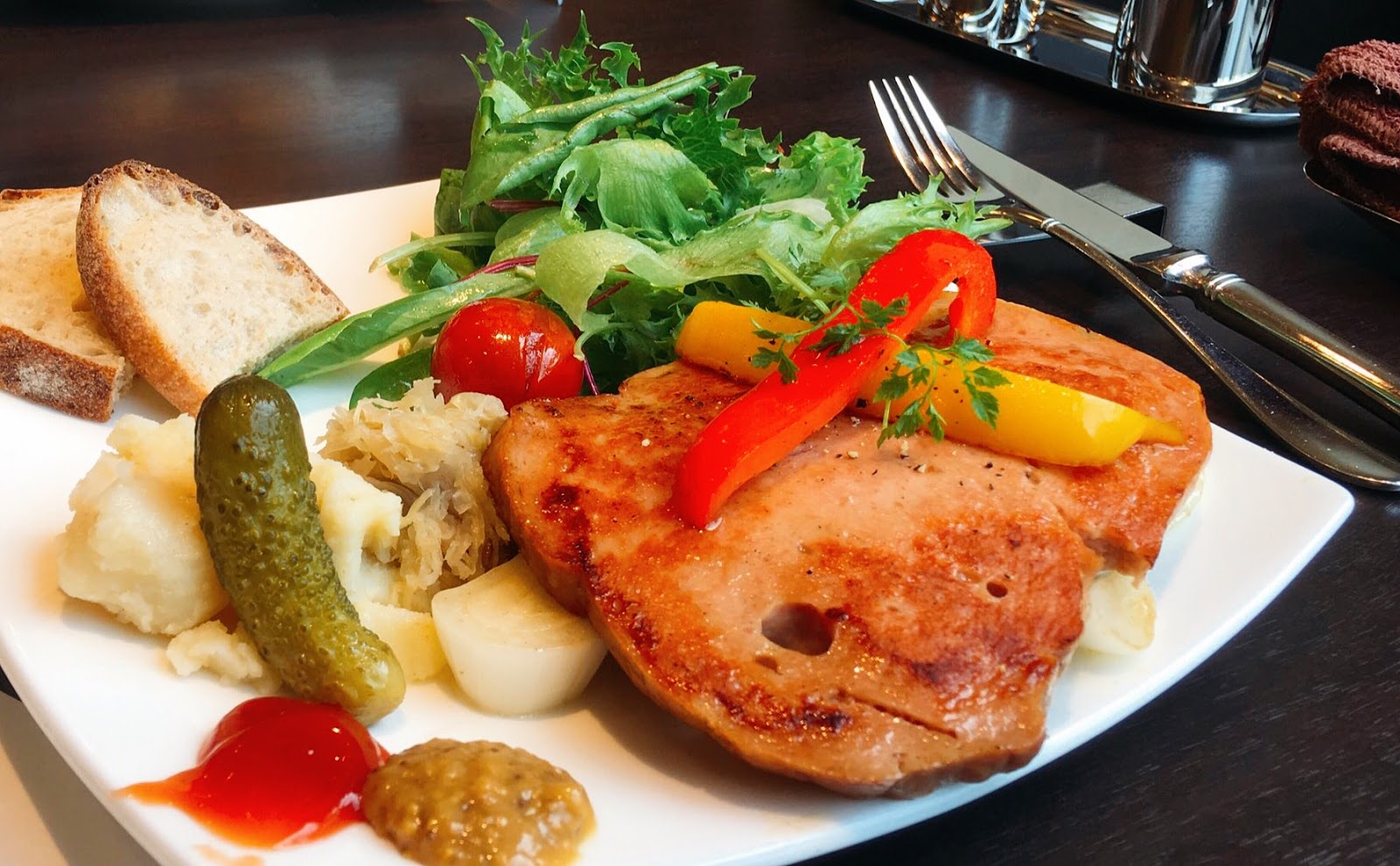 食べ物のおいしさを一層引き立てる写真加工のテクニック🍽️📷⁠ ⁠ 色彩や質感を引き立て、食欲をそそる写真に仕上がります😊⁠ ⁠ 食べ物によって特徴が違うので、これを見本に色々アレンジしてみてくださいね💕⁠⁠ 食べ物をおいしく加工できるアプリPhotoDirectorは