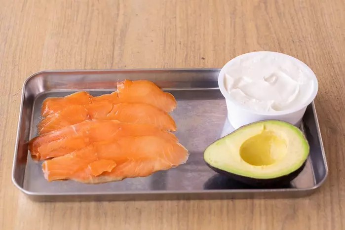 男の簡単マッスル飯「サーモンタルタルのクリスマスカナッペ」でテーブルを華やかに - BRUDER