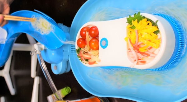 おうちで盛り上がる↑流しそうめんを楽しもう♪流すのはそうめんだけじゃないんです！ 遊びにも使えるそうめん流し 器三段活用アイデア 雑貨コラムFuku*Fukuウェブマガジン株式会社イケダヤ浜松市の衣料品・雑貨の販売ならイケダヤ-FukuFuku