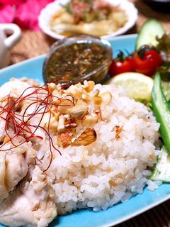 ネギ味噌だれカオマンガイナンプラー不要！炊飯器に入れてスイッチを押すだけで完成！サラダを添えれば、お店に出てくるようなワンプレートのできあがりです🌱酸味とコクのあるネギ味噌だれは、蒸し鶏や蒸し野菜にかけても美味しいです❁ ♪ ♪ □詳しい