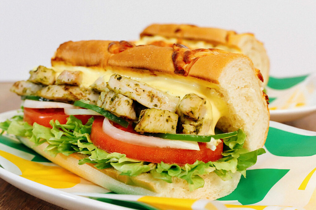 デカすぎ!? 毎年恒例の恵方サブはパンの長さ約30㎝! さらにサブウェイ初! チーズをのせて焼いたパンで作る『カリとろチーズバジルチキン』『カリとろチーズチリチキン』を食べてみた!!– モノ・マガジンweb