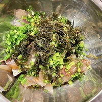 しまあじ昆布締め🐟, 養殖モノだが朝〆の鮮度良いしまあじで, 更に美味ど爆上がり⤴️,材料 , しまあじ, 昆布, 酒, 焼き塩,作り方 ,柵どりの刺し身用しまあじに両面に, 薄く塩をし板に乗せて, スマホスタンドで斜めに立てかけ, 余分な水分を抜きます, 水で戻した昆布の水気を拭き,酒で更に拭き, しまあじを挟んで昆布締めにします, 一晩寝かせて, 翌日。刺身に,
