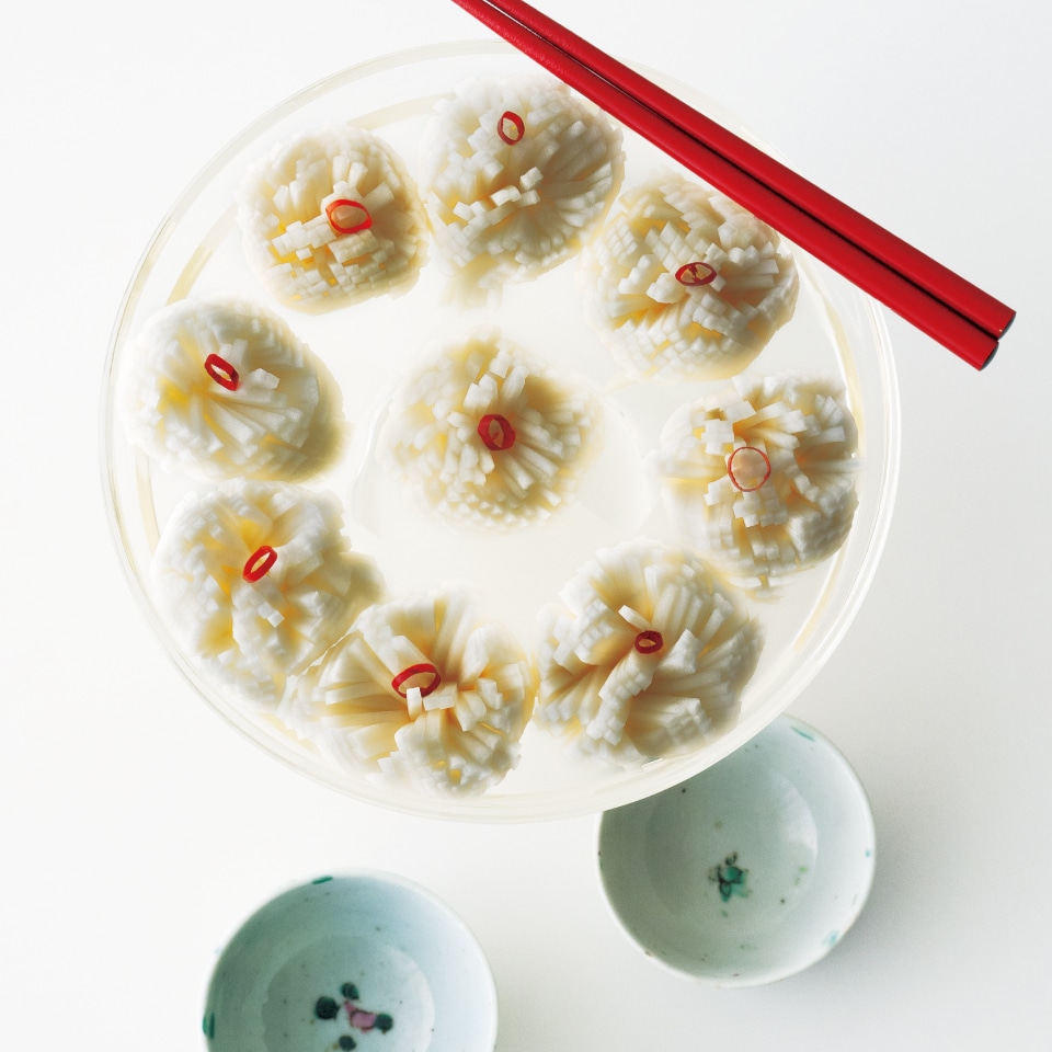 今週の水曜レシピ栗原はるみ「かぶのごまあえ」 かぶは歯ごたえが残るよう大きめに。 ゆるめに作った甘酸っぱいごまだれを合わせて、サラダ感覚で。---------------------------- 「かぶのごまあえ」レシピ ----------------------------◇材料 作りやすい分量